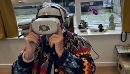 Bewoner geniet van een winterse VR-ervaring