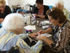 Dames aan tafel die hun nagels verzorgen