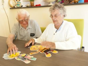 Dame en heer aan tafel