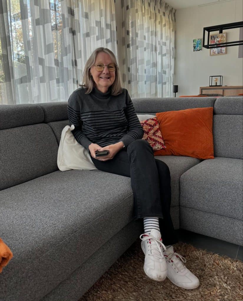 Cliënt in de wijkverpleging gebruikt een medicijndispenser (Spencer) voor het innemen van medicatie