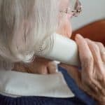 Oudere dame aan de telefoon