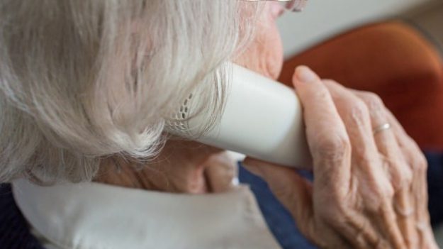 Oudere dame aan de telefoon