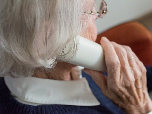 Oudere dame aan de telefoon